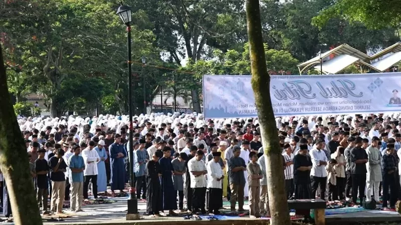 Warga Tanah Datar Salat Id di Lapangan Cindua Mato, Batusangkar. (Foto: Kominfo Tanah Datar)