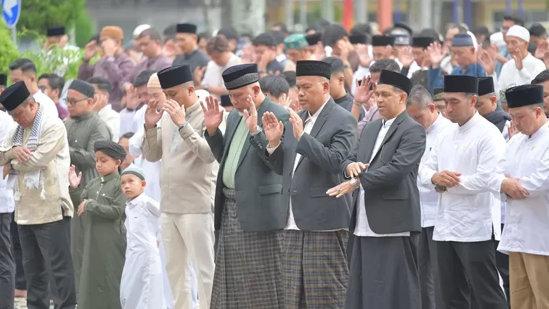 Pelaksanaa Salat Id di Halaman Kantor Gubernur Sumbar, Sabtu pahi (21/3/2026). (Foto: Humas Pemprov Sumbar)