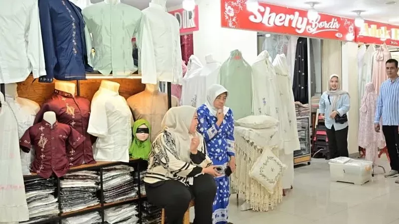 Aktivitas jual beli di Pasa Ateh Bukittinggi (Foto: Humas Pemprov Sumbar)
