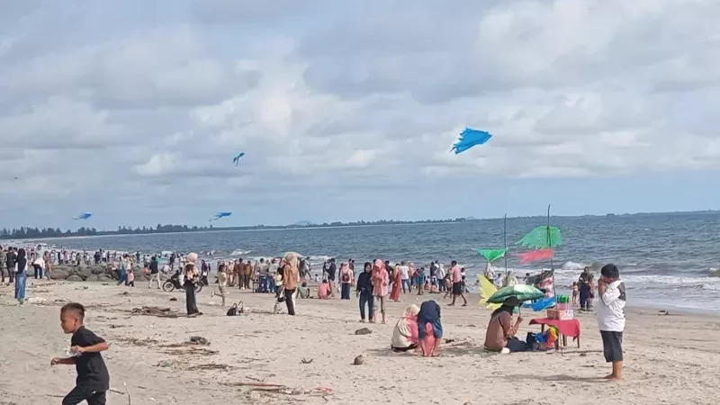 Wisatawan saat Libur Lebaran di Pantai Muaro Sasak, Pasaman Barat. (Foto: Kominfo Pasaman Barat)