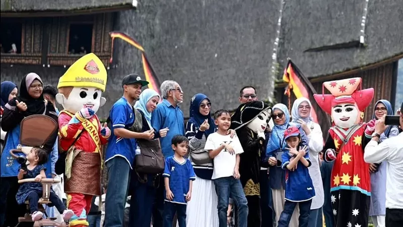 Wisatawan berfoto saat libur Lebaran 2026 di Istano Basa Pagaruyung. (Foto: Kominfo Tanah Datar)