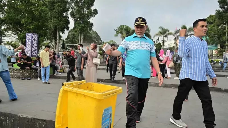 Gubernur Sumbar Mahyeldi Ansharullah meninjau kondisi Pasa Ateh Bukittinggi saat libur Lebaran 2026. (Foto: Humas Pemprov Sumbar)