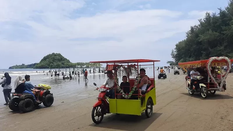 Wisatawan saat berlibur di kawasan objek wisata Pantai Air Manis. (Foto: Kominfo Padang)