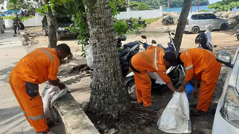 Petugas kebersihan membersihkan sampah di kawasan Pantai Padang pascalibur Lebaran 2026. (Foto: Kominfo Padang)