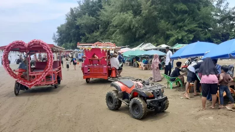 Suasana libur Lebaran 2026 di kawasan objek wisata Pantai Air Manis. (Foto: Kominfo Padang)
