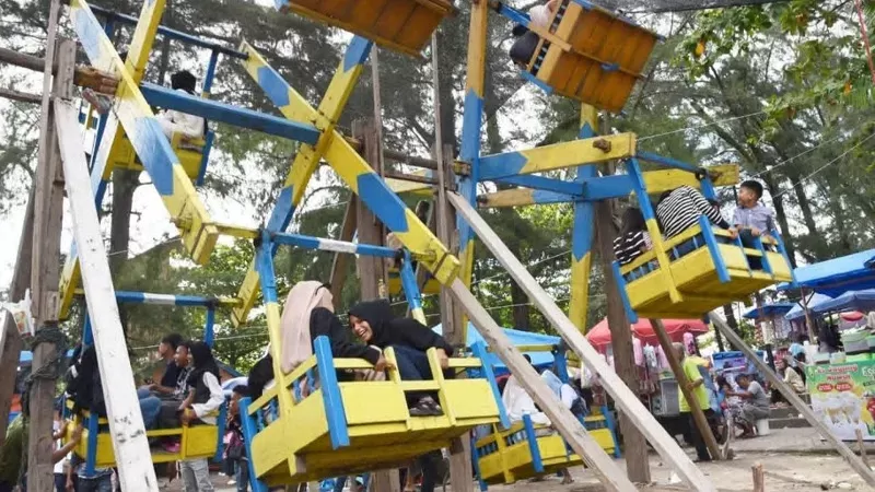 Wisatawan menaiki buayan kaliang di kawasan Pantai Gandoriah saat libur Lebaran 2026. (Foto: Kominfo Pariaman)