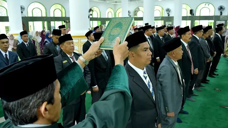 Sebanyak 104 kepala sekolah di Kabupaten Agam resmi dilantik dan diambil sumpahnya dalam prosesi di Masjid Agung Nurul Falah, Lubuk Basung, Rabu (1/4/2026). (Foto: Agam Media Center)