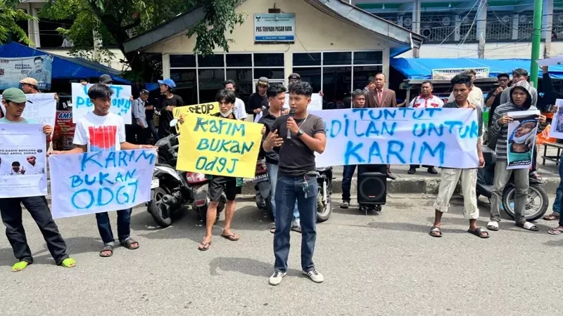 Aksi unjuk rasa yang digelar keluarga Karim di depan pos Satpol PP kawasan Pasar Raya, Kamis (2/4/2026). (Foto: Istimewa)