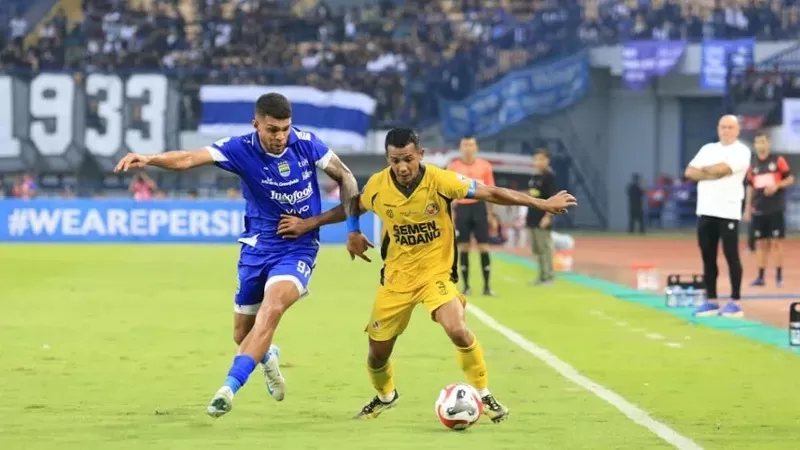 Persib Bandung kontra Semen Padang FC dalam laga Super League 2025/2026 di Stadion Gelora Bandung Lautan Api, Sabtu (9/8/2025). (Foto: MO Semen Padang FC)