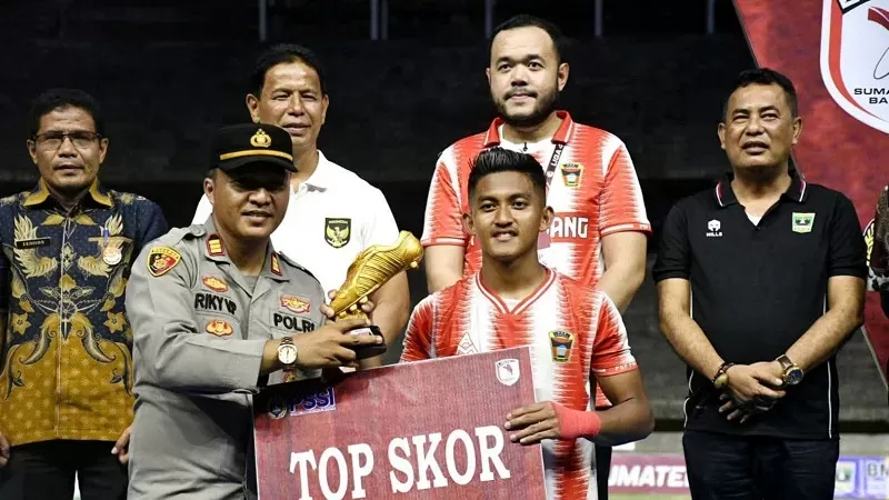 Carel Syadef jadi top score di Liga 4 Sumbar 2025/2026 dan meraih sepatu emas. (Foto: Kominfo Padang)