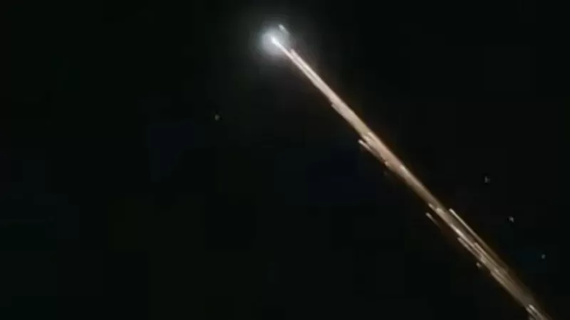 Benda bercahaya melintasi langit Sumbar. BMKG menyebut benda tersebut diduga puing antariksa. (Foto: Tangkap Layar Video)