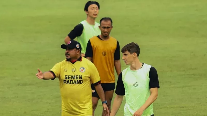 Semen Padang FC saat sesi latihan jelang menjamu Persib Bandung di Stadion Haji Agus Salim, Padang, Minggu (5/4/2026). (Foto: MO Semen Padang FC)