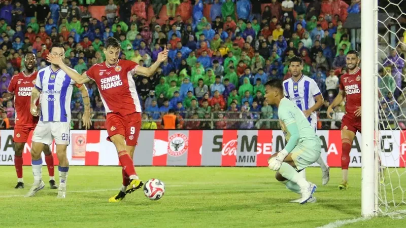 Semen Padang FC vs Persib Bandung dalam laga lanjutan BRI Super League 2025/2026 di Stadion Haji Agus Salim Padang, Minggu (5/4/2026). (Foto: MO Semen Padang FC)