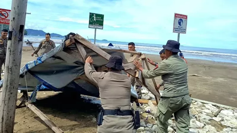 Satpol PP Padang saat menertibkan lapak PKL di kawasan objek wisata Pantai Air Manis, Senin (6/4/2026). (Foto: Satpol PP Padang)