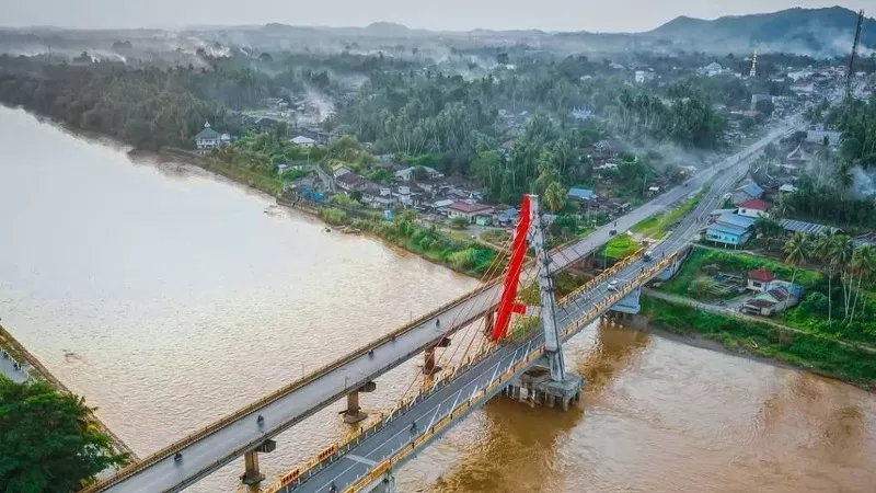 Jembatan Sungai Daerah Dharmasraya (Foto: Instagram Wariski Irvan)
