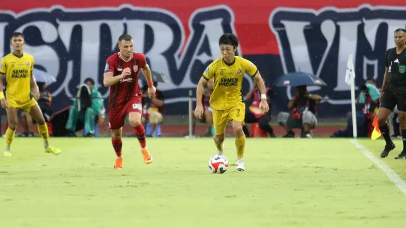 Persis Solo kontra Semen Padang FC di Stadion Manahan dalam laga lanjutan pekan ke-27 BRI Super League 2025/2026. (Foto: MO Semen Padang FC)