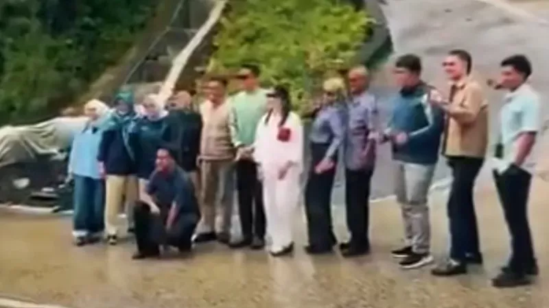 Tangkapan layar video rombongan Arteria Dahlan saat berfoto-foto di pendakian ekstrem Sitinjau Lauik. (Foto: Istimewa)