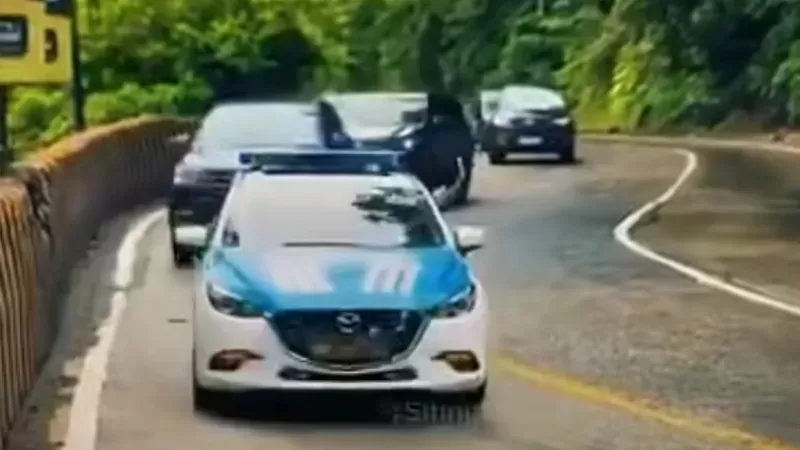 Satlantas Polresta Solok Kota saat mengawal rombongan Arteria Dahlan yang berhenti dan berfoto di tikungan Panorama I Sitinjau Lauik, Kota Padang. (Foto: Istimewa)