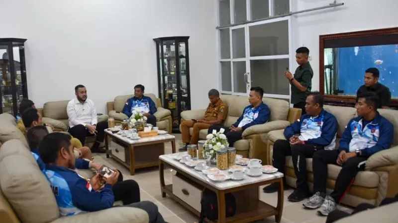 Atlet karate Kota Padang saat dilepas Wali Kota Padang Fadly Amran untuk mengikuti ajang internasional 15th Silent Knight International Karate Cup 2026 di Kuala Lumpur, Malaysia. (Foto: Humas Pemko Padang)