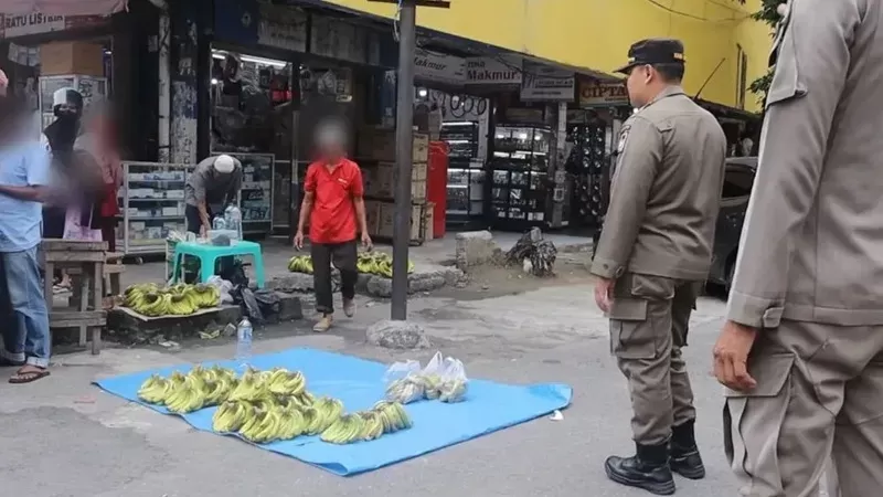 Satpol PP Padang saat menertibkan PKL di Pasar Raya Padang yang masih berjualan di fasum. (Foto: Satpol PP Padang)