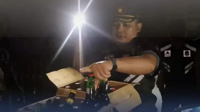 Satpol PP Padang saat menertibkan kafe pada Jumat dini hari (17/4/2026). Dalam operasi tersebut, petugas menemukan pelanggaran berupa aktivitas usaha yang melebihi jam operasional serta penyediaan  minuman beralkohol tanpa izin resmi. (Foto: Satpol PP Padang)
