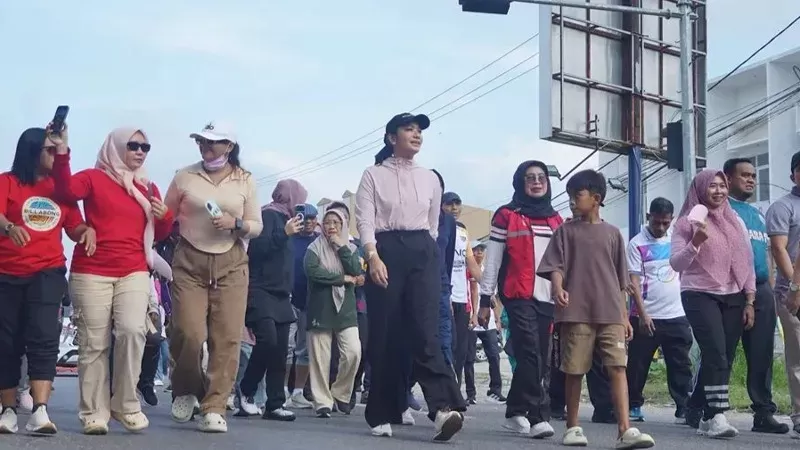 Car Free Day perdana di Dharmasraya, Minggu (19/4/1026) disambut antusias tinggi. Warga padati Pulau Punjung sejak pagi, nikmati udara bersih dan aktivitas sehat. (Foto: Kominfo Dharmasraya)