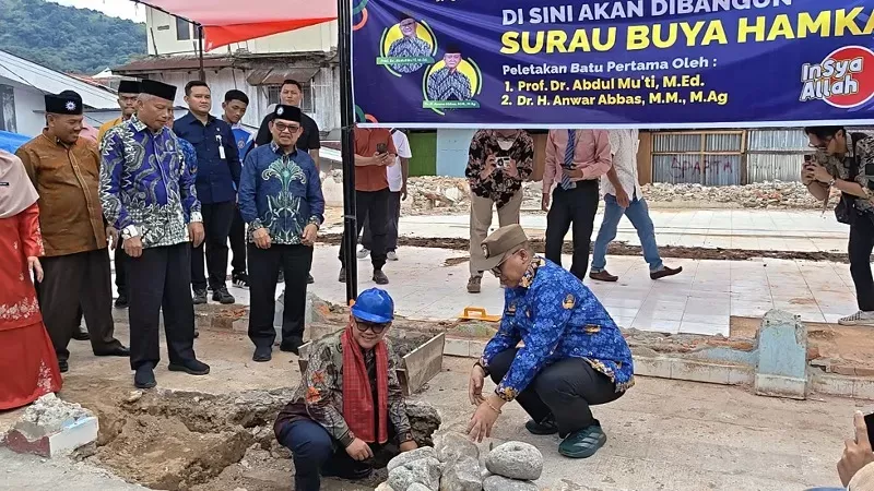 Mendikdasmen Abdul Mu’ti saat peletakan batu pertama Surau Buya Hamka. (Foto: Kominfo Padang Panjang)