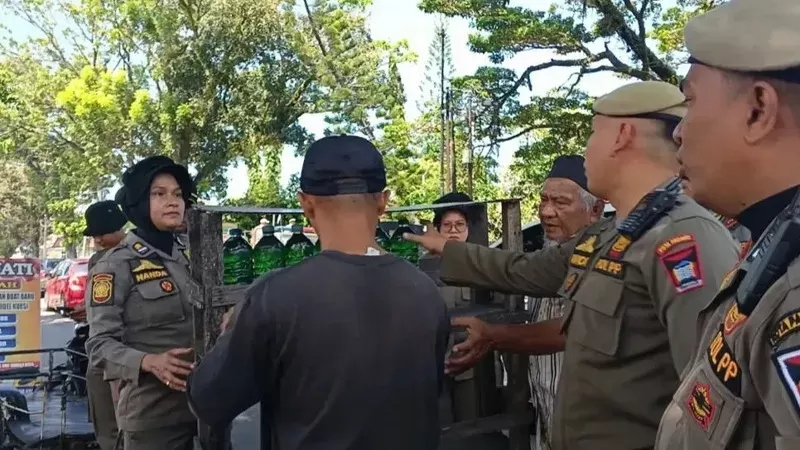 Satpol PP Padang saat menertibkan pedagang minyak yang berjualan di trotoar. (Foto: Satpol PP Padang)