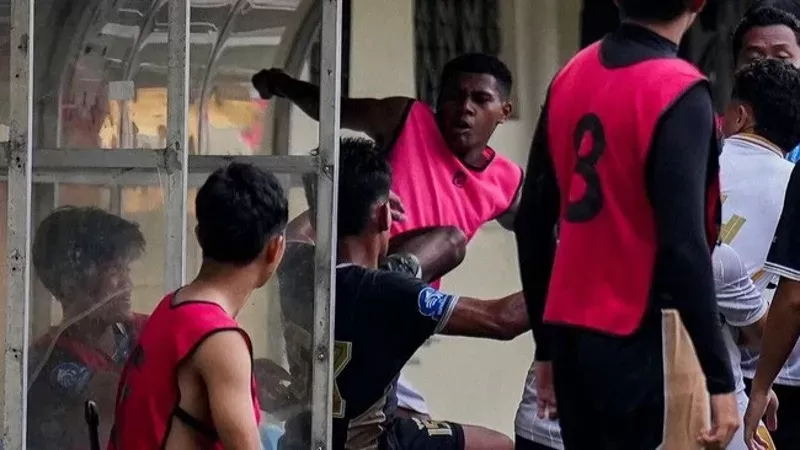 Pemain Bhayangkara FC, Fadly Alberto Hengga, melakukan tendangan kungfu ke arah perut pemain Dewa United setelah laga. (Foto: Dewa United)