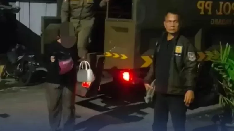 Satpol PP Padang amankan pasangan diduga lakukan perbuatan asusila saat razia kos. (Foto: Satpol PP Padang)