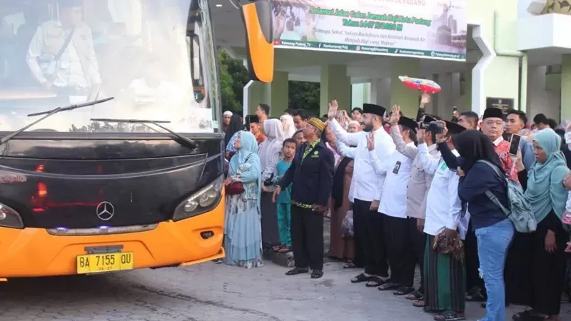 Pelepasan jemaah haji Kota Padang. (Foto: Kominfo Padang)