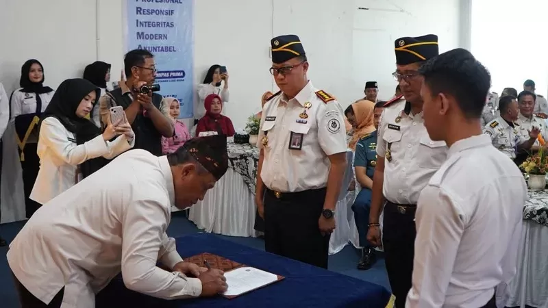 Sertijab Kepala Lapas Padang dari Junaidi Rison kepada Ronaldo Devinci Talesa. (Foto: Kominfo Padang) 