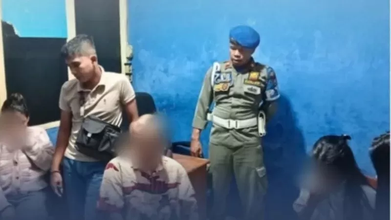 Tiga wanita dan satu pria diamankan Satpol PP Padang di sebuah rumah kos. (Foto: Satpol PP Padang)