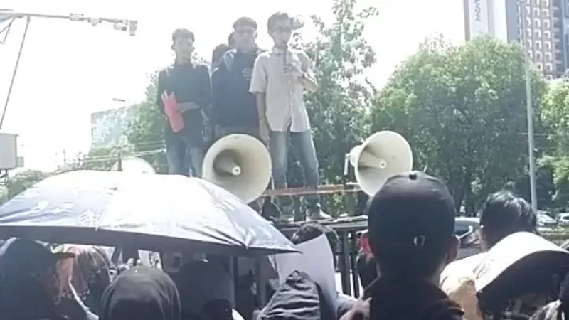 Aksi demo di Kemendagri soal kasus VCS Bupati Limapuluh Kota. Massa desak Mendagri Tito Karnavian sanksi Bupati Limapuluh Kota Safni. (Foto: Istimewa)