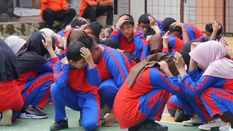 Edukasi mitigasi bencana di SMP Negeri 5 Padang Panjang pada Minggu (26/4/2026). (Foto: Kominfo Padang Panjang)