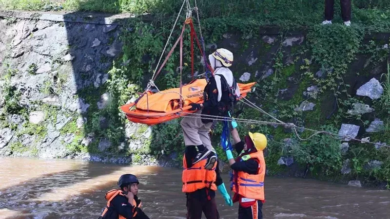 Uji coba kesiapsiagaan bencana di kawasan samping Jembatan Surabaya, BWS Sumatera V Batang Agam, Kota Payakumbuh, pada Minggu (26/4/2026). (Foto: Pemko Payakumbuh)