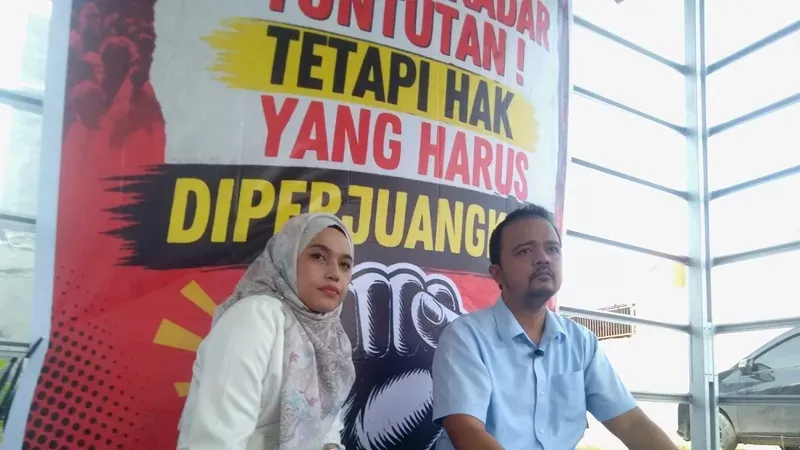 Doris Flantika dan Nuri Khairma, orang tua bayi Alceo Hanan Flantika yang meninggal dunia usai menjalani perawatan di RSUP M Djamil Padang. (Foto: Istimewa)