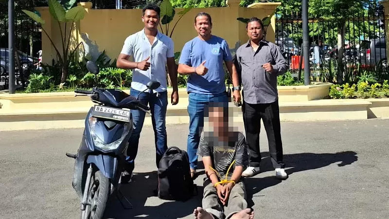 Tim Klewang Polresta Padang mengamankan seorang residivis terduga pelaku curanmor di Sawahan Padang Timur beserta barang bukti motor, Selasa (26/5/2026). (Foto: Satreskrim Polresta Padang)