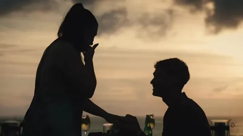     Momen romantis Rafael Struick melamar sang kekasih di Bali. (Foto: Tangkap Layar Video)