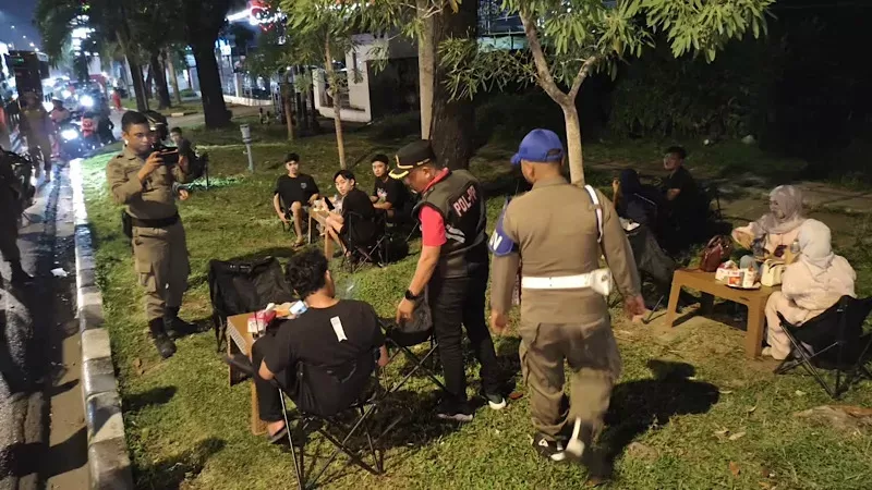 Satpol PP Padang menertibkan PKL yang berjualan di Taman Kota Jalan Khatib Sulaiman, Jumat malam (29/5/2026). (Foto: Satpol PP Padang)