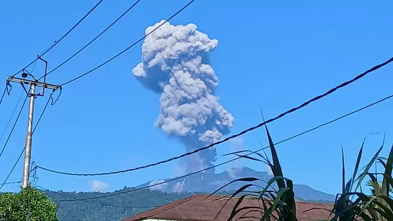 Gunung Marapi erupsi pada Sabtu (30/5/2026) pagi pukul 08.42 WIB. (Foto: M Fajar Rillah Vesky untuk Sumbar Daily) 
