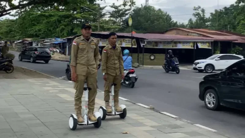 Personel Satpol PP patroli di kawasan Pantai Padang. (Foto: Satpol PP Padang)                   