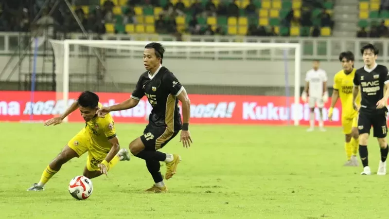 Dewa United menang 1-0 atas Semen Padang FC dalam laga lanjutan BRI Super League 2025/2026 di Stadion Internasional Banten, Minggu (3/5/2026) malam. Hasil ini memastikan Kabau Sirah turun kasta ke Pegadaian Championship atau Liga 2. (Foto: MO Semen Padang FC)