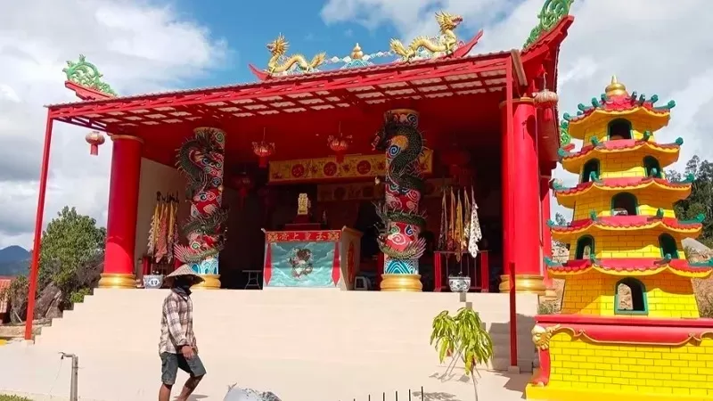 Bangun mirip Kelenteng di kawasan wisata Mandeh, Pesisir Selatan (Foto: Istimewa)