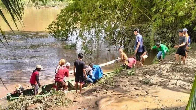 Evakuasi korban longsor tambang emas ilegal di Kampung Sintuk, Nagari Guguak, Kecamatan Koto VII, Kabupaten Sijunjung, Kamis (14/5/2026). Sebanyak sembilan penambang meninggal dunia setelah tertimbun material longsor saat bekerja di lokasi tambang. (Foto: Istimewa)