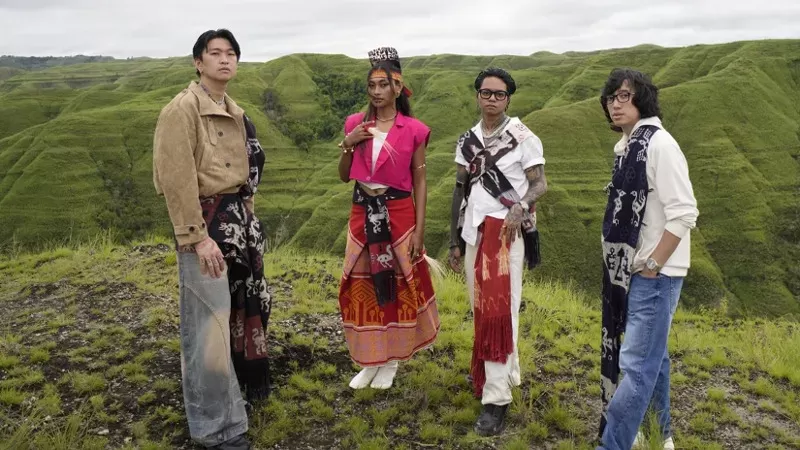 Weird Genius merilis lagu terbaru Your Side bersama Novia Bachmid dengan eksplorasi instrumen tradisional Sumba. (Foto: Istimewa)