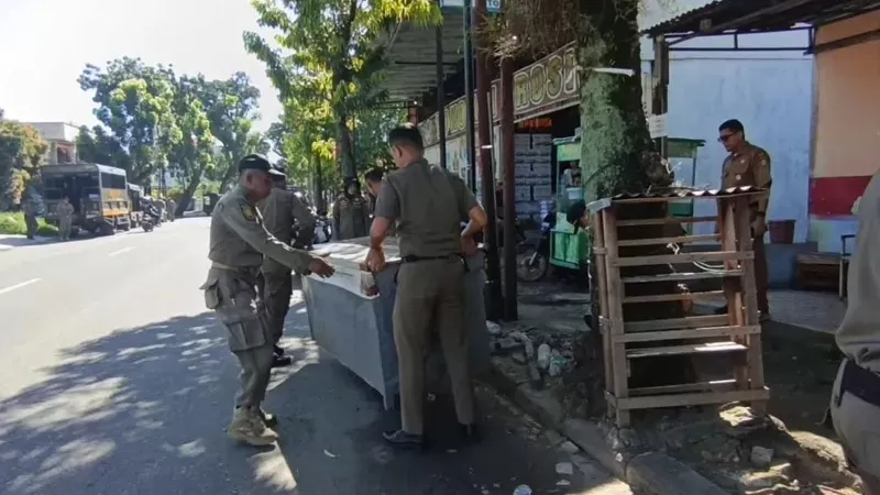 Satpol PP Padang menertibkan lapak warga yang berdiri di atas fasum. (Foto: Satpol PP Padang)