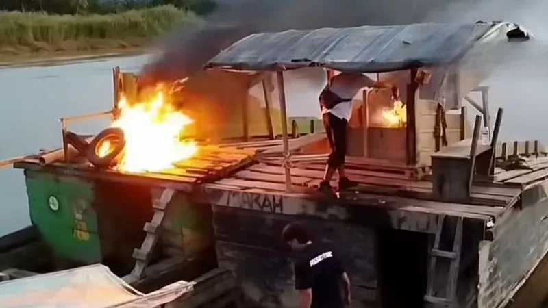 Polisi membakar kapal kayu saat penertiban aktivitas tambang emas ilegal di Kabupaten Solok, Kota Solok, dan Kabupaten Sijunjung, Senin (25/5/2026). (Foto: Tangkap Layar Video)
