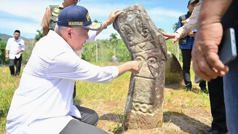 Gubernur Sumbar Mahyeldi Ansharullah, saat meninjau Situs Menhir Bawah Parit, di Nagari Maek, Kecamatan Bukit Barisan, Kabupaten Limapuluh Kota, pada Kamis (28/5/2026). (Foto: Humas Pemprov Sumbar)