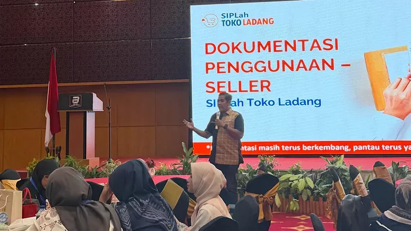 Kepala Toko Ladang Sumbar, Ari Prima, saat menyampaikan materi dalam kegiatan Boarding LKPP bertajuk “SIPLah Toko Ladang Sapa UMKM Sumbar”. (Foto: Istimewa)